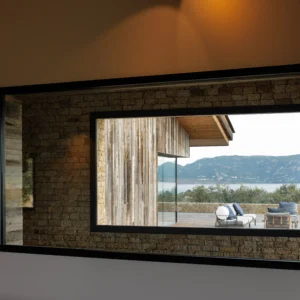 Miroir avec un reflet sur l'extérieur et sa vue sur la mer.