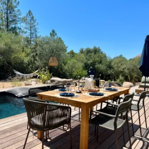 Mobilier extérieur pour manger au soleil avec une piscine chauffée