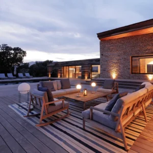 Magnifique mobilier d'extérieur de nuit avec grande piscine chauffée.