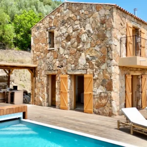 Grande piscine à la bergerie A Campana