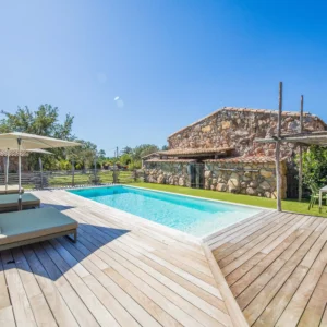 Terrasse en bois et piscine chauffée