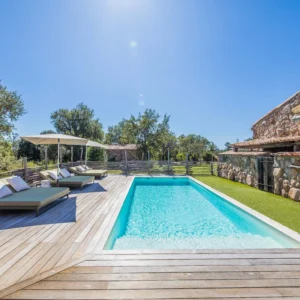 Terrasse en bois et piscine chauffée ensoleillé