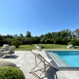 Grand jardin avec piscine.