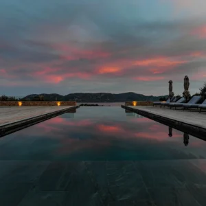 Vue mer avec piscine débordante.