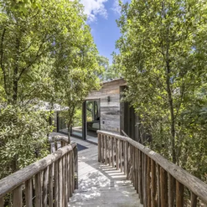 Pont d'accès dans le maquis Corse pour accéder à la cabane perchée Orion