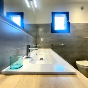 Deuxième Salle de bain lumineuse