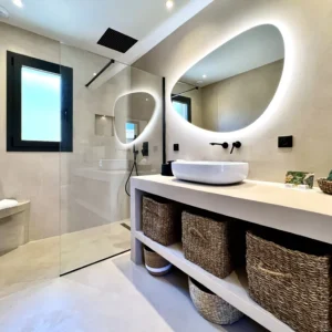 Salle de bain moderne en marbre et équipée.