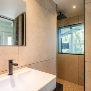 Grande salle de bain avec douche italienne.