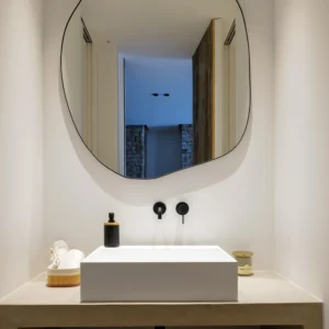 vasque une personne avec grand miroir.