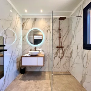 Salle de bain moderne en marbre.