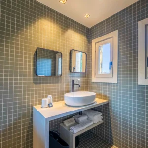 Salle de bain moderne.