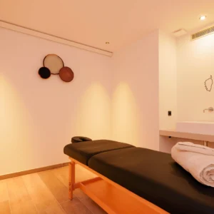 Espace de détente avec un Lit massage.