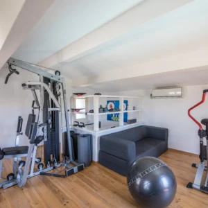 Salle de musculation équipée.