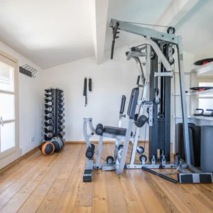 Salle de musculation équipée.