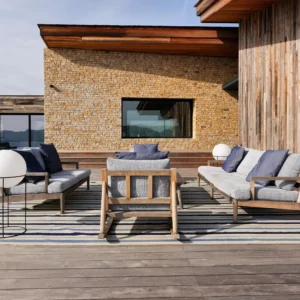 Espace extérieur de détente avec chaise et canapé de jour.