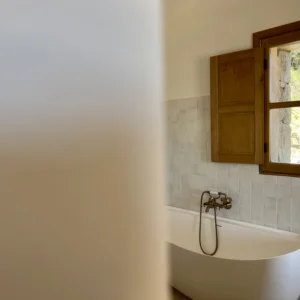 Grande baignoire blanche lumineuse.