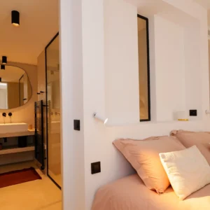 chambre avec salle de bain.