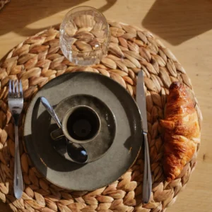 Petit déjeuner café croissant .