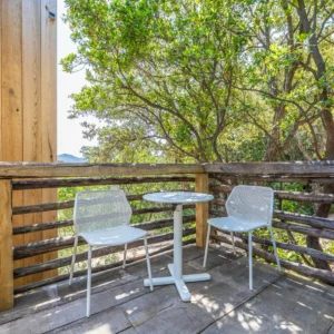 Petite table extérieure de la cabane Centauri