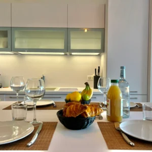 Table à manger avec petit déjeuner