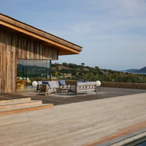 Vue sur la terrasse et sa vue mer.