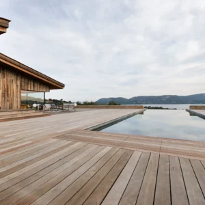 Terrasse et piscine chauffée qui déborde sur la mer.