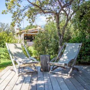 terrasse extérieure avec 2 transat.