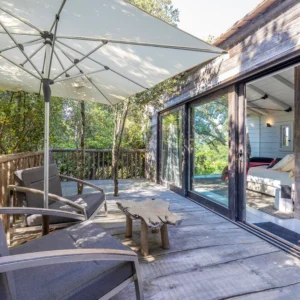 Terrasse extérieure avec chaise et parasol pour se décontracter.