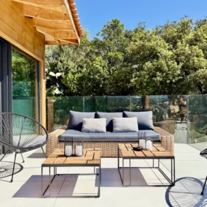Beau mobilier extérieur en bois.