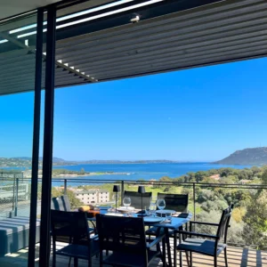 terrasse extérieur avec table