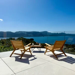 Chaise extérieur en coin de terrasse pour admirer le couché de soleil.