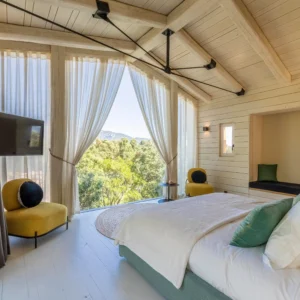 Chambre lumineuse de la cabane centauri