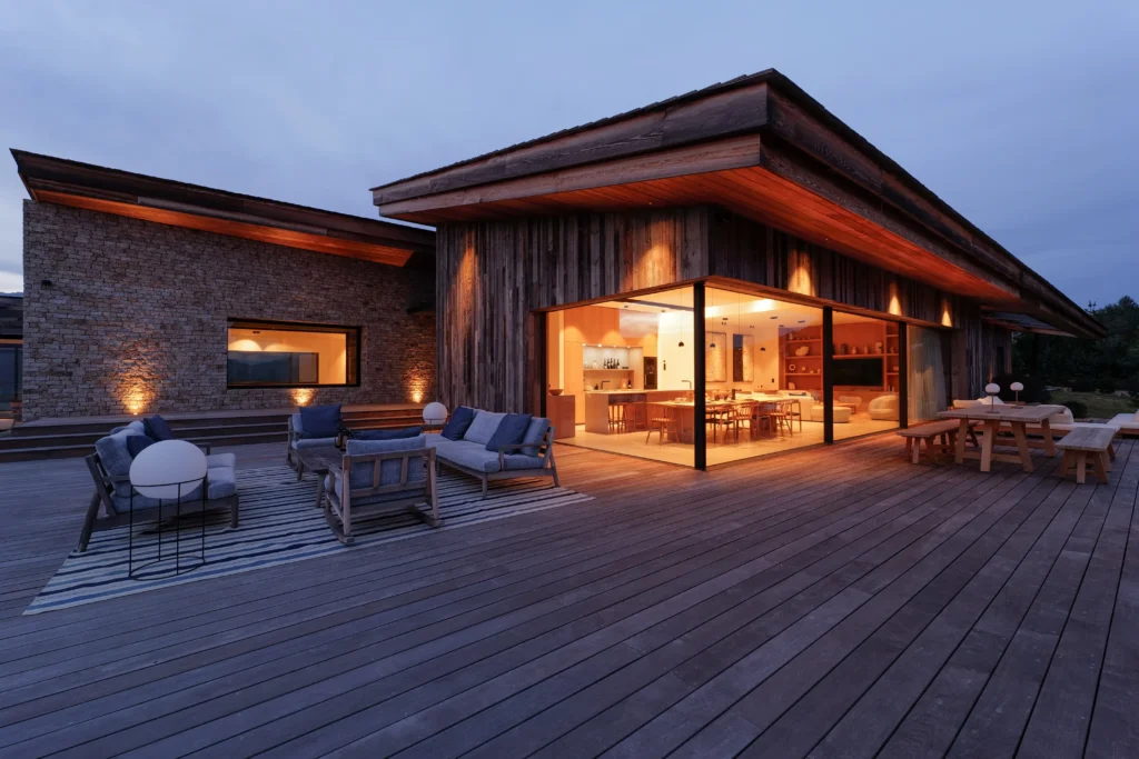 vue intérieur de la villa wooden à porto vecchio avec ces luminaires