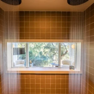 Vitre intérieur de la salle de bain donnant sur la chambre