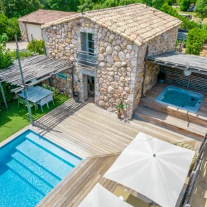 Vue ensemble du domaine avec piscine et jacuzzi