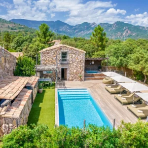 Vue ensemble du domaine avec piscine et jacuzzi et sa bergerie en pierre.