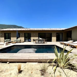 Façade de la villa avec sa piscine.