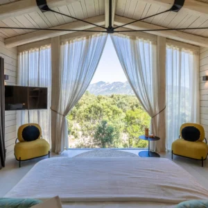 Cabane perchée Centauri dans les arbres à porto vecchio
