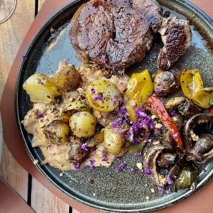 belle assiette de tournedos de boeuf