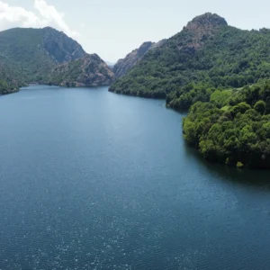 Vue aérienne du lac de tolla en 2025.