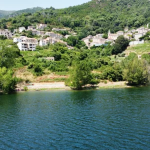 Vue aérienne du village de tolla en 2025.