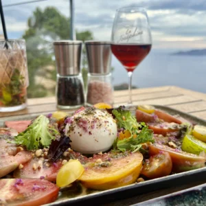 Assiette fraiche à partager, tomates et burrata.