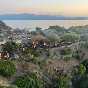 Vue sur le restaurant la Sassa de la tour Génoise perché au village de Nonza.