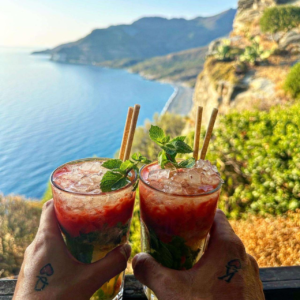 Un cadre exceptionnel : perché au-dessus de la mer, sans équivalent sur l’île Une cuisine fraîche et créative : valorisant les produits corses et méditerranéens Une expérience inoubliable : dîner romantique, coucher de soleil, ambiance unique