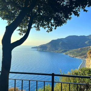 Vue sur la plage de Nonza de galet noir .