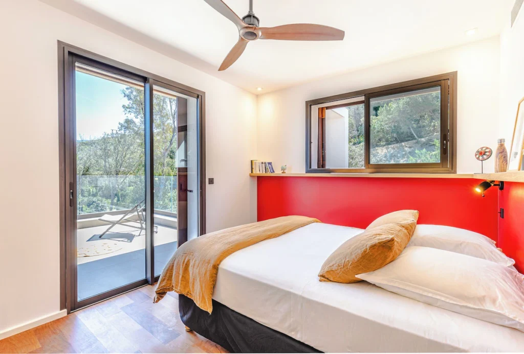 Chambre colorée de rouge de la Villa Fioraventi.