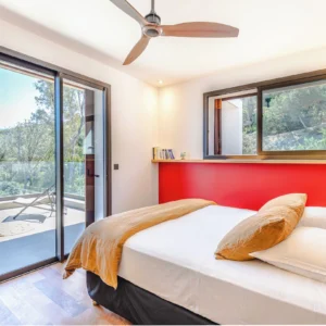 Chambre colorée de rouge de la Villa Fioraventi.