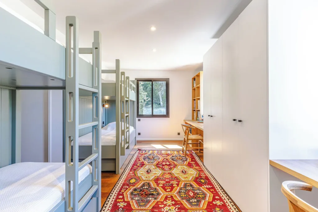 Chambres des enfants avec 4 lits pour enfants.
