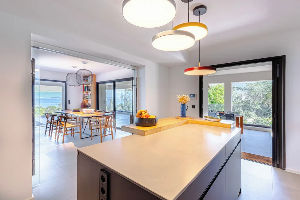 Vue sur la cuisine et le salon donnant sur une vue mer.