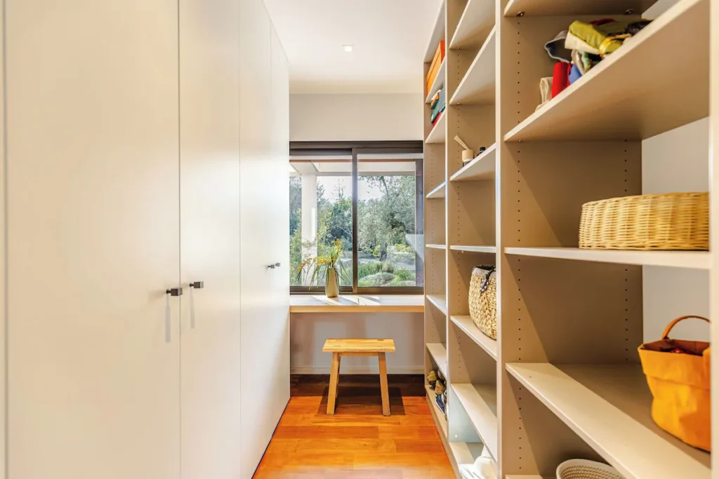 Le dressing sur mesure de la villa Fioraventi.